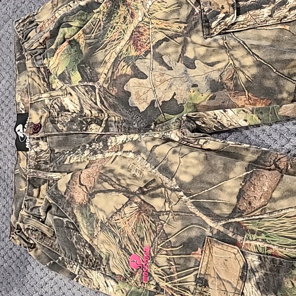 Women's Mossy Oak camo pants with pink detailing 💖